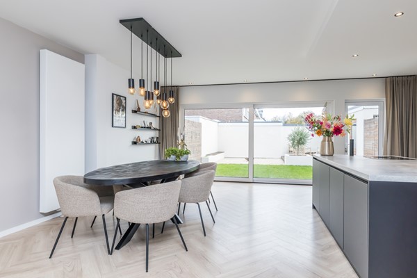 Foto - Verkocht onder voorbehoud: Instapklare gemoderniseerde geschakelde 2 onder 1 kap woning  met aanbouw, open keuken, tuin en garage in Voerendaal